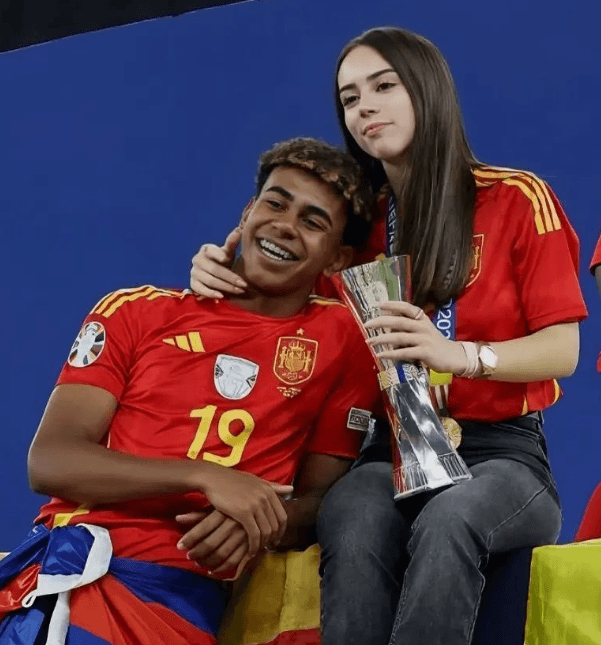 Lamine Yamal and Alex Padilla together